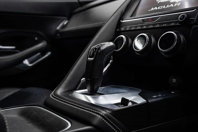 Begagnad Jaguar E-Pace R-Dynamic 180 HK (132 kW) 2018 Silver SUV