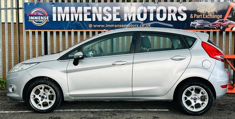 Used Ford Fiesta Zetec 70 HP (51 kW) 2011 Silver Hatchback