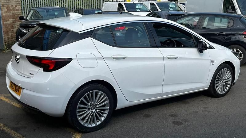 Second-hand Vauxhall Astra Edition 2021 Alb Hatchback