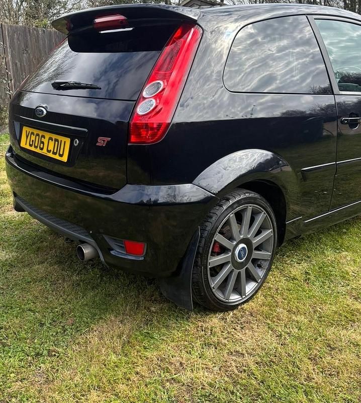 Usado Ford Fiesta ST 150 CV (110 kW) 2006 Negro Utilitario