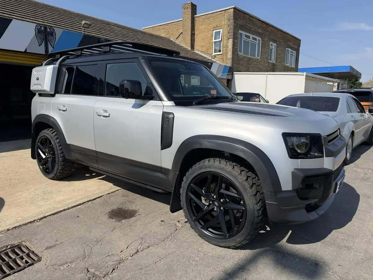 Used Land Rover Defender HSE 300 HP (220 kW) 2021 Silver SUV