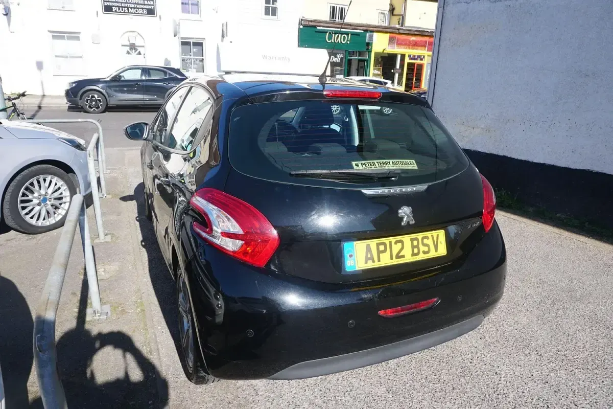 Used Peugeot 208 Active 68 HP (50 kW) 2012 Black Hatchback