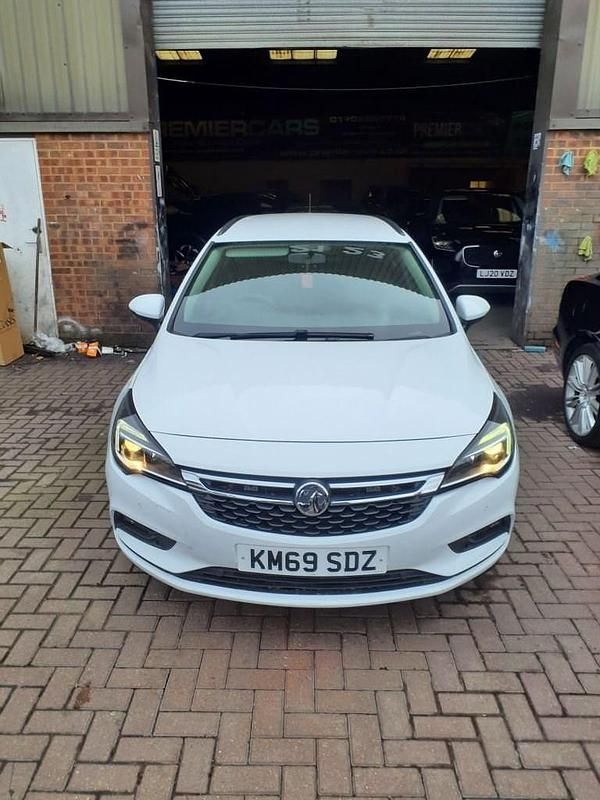 Used Vauxhall Astra Design Edition 134 HP (98 kW) 2019 White Estate