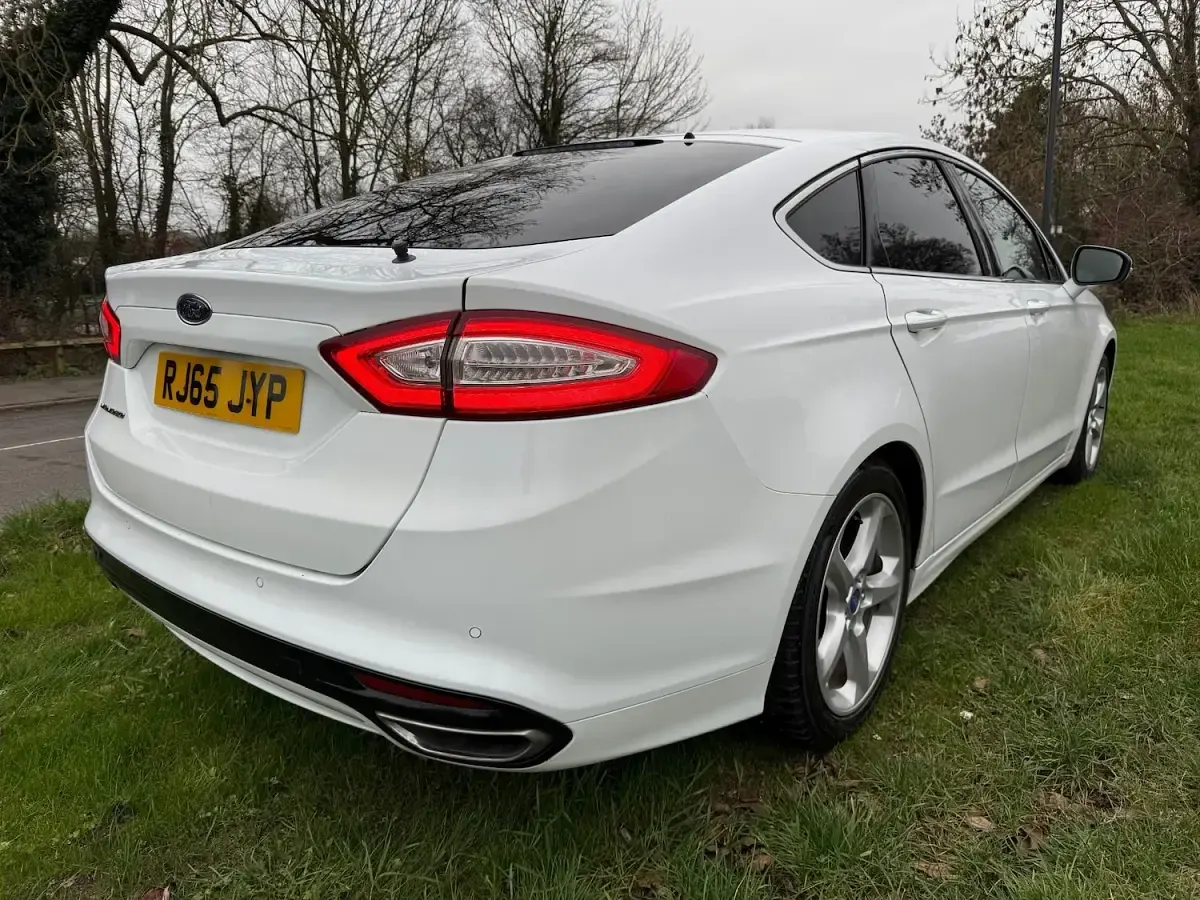 Used Ford Mondeo Titanium 180 HP (132 kW) 2016 White Hatchback