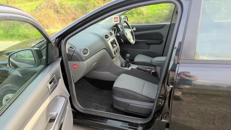 Used Ford Focus Zetec 110 HP (80 kW) 2010 Black Hatchback
