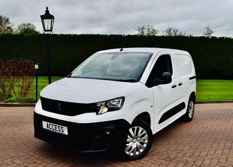 Used Peugeot Partner Premium 130 HP (95 kW) 2022 White MPV