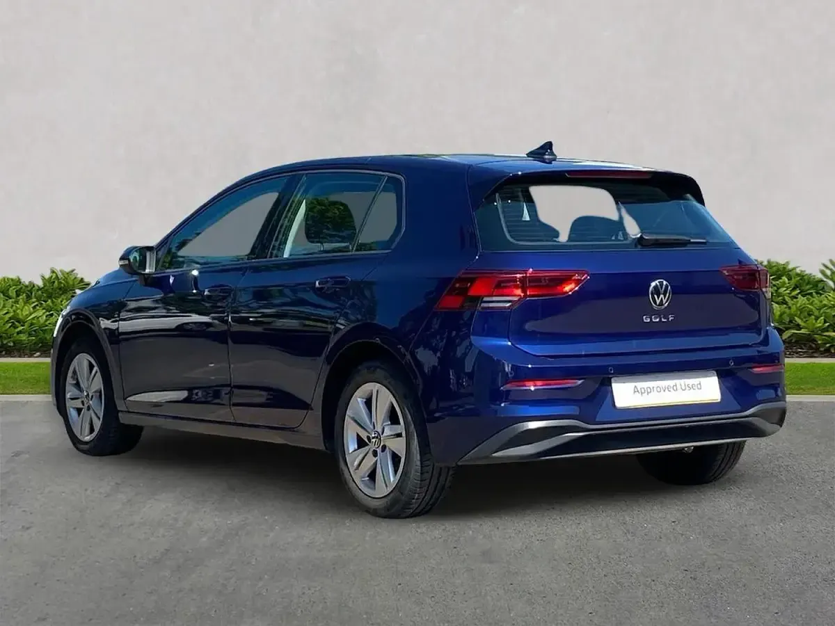 Used VW Golf VIII Life 150 HP (110 kW) 2022 Blue Hatchback