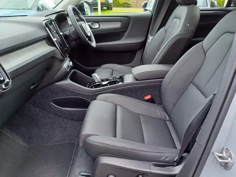 Usado Volvo XC40 Ultra 195 HP (143 kW) 2025 Cinzento SUV