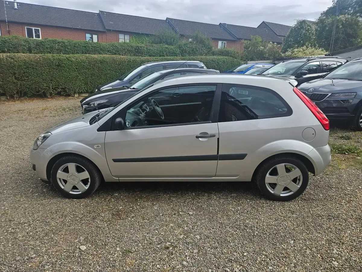 Used Ford Fiesta Zetec 75 HP (55 kW) 2006 Moondust silver metallic Hatchback