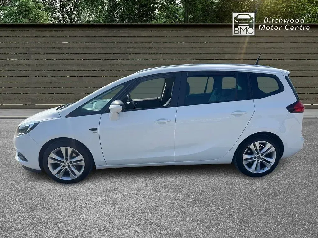 Used Vauxhall Zafira Tourer SRi 140 HP (102 kW) 2017 White MPV