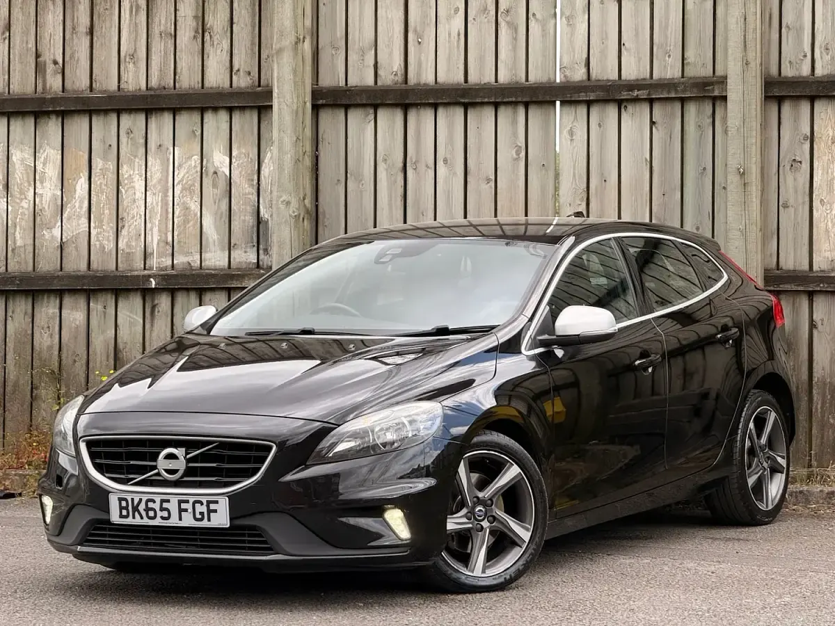 Used Volvo V40 R-Design 120 HP (88 kW) 2015 Black Hatchback
