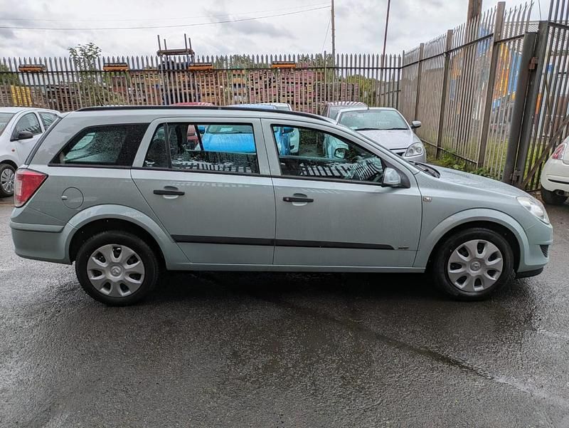 Green Used 2008 Vauxhall Astra Design Edition Estate | £1,695 (Good price) - Image 1/4