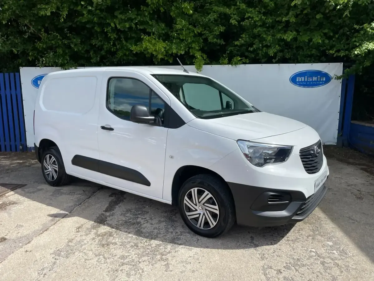 Used Vauxhall Combo Edition 100 HP (73 kW) 2019 White MPV