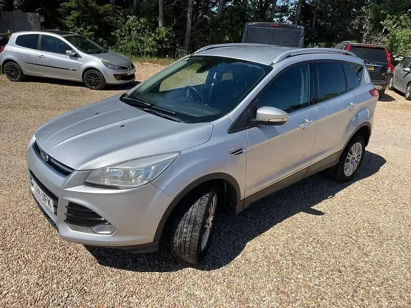 Usado Ford Kuga Titanium 140 HP (102 kW) 2014 Prateado SUV