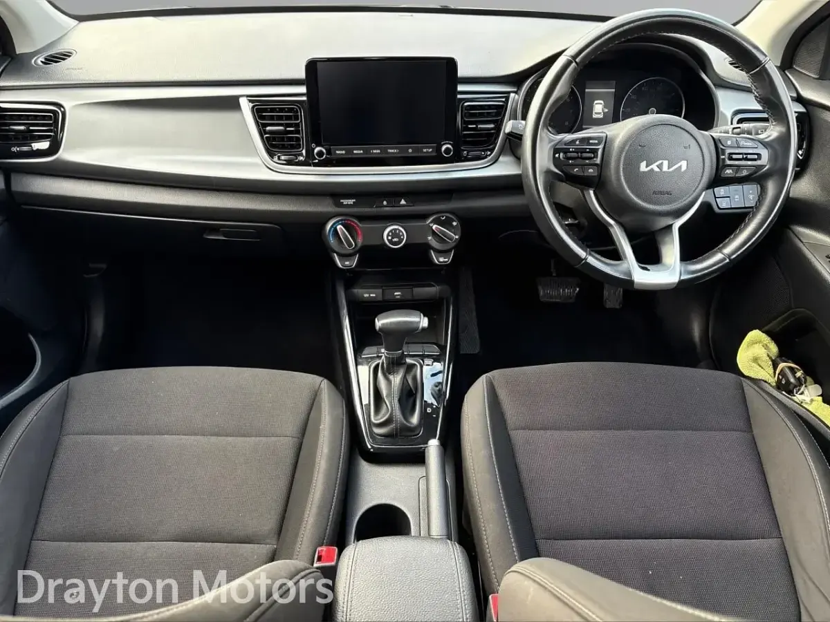 Begagnad Kia Rio 2022 Svart Halvkombi
