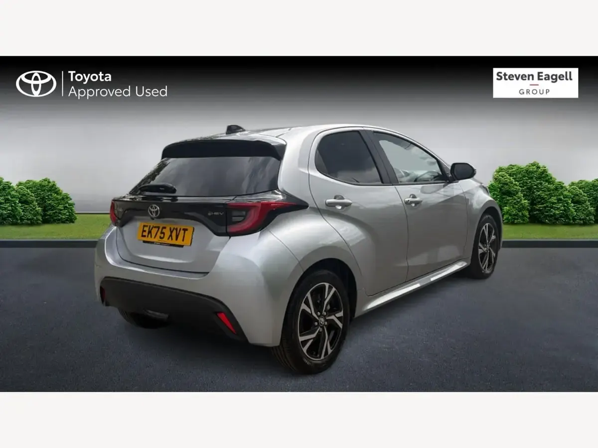 New Toyota Yaris Hybrid Design 116 HP (85 kW) 2025 Silver Hatchback