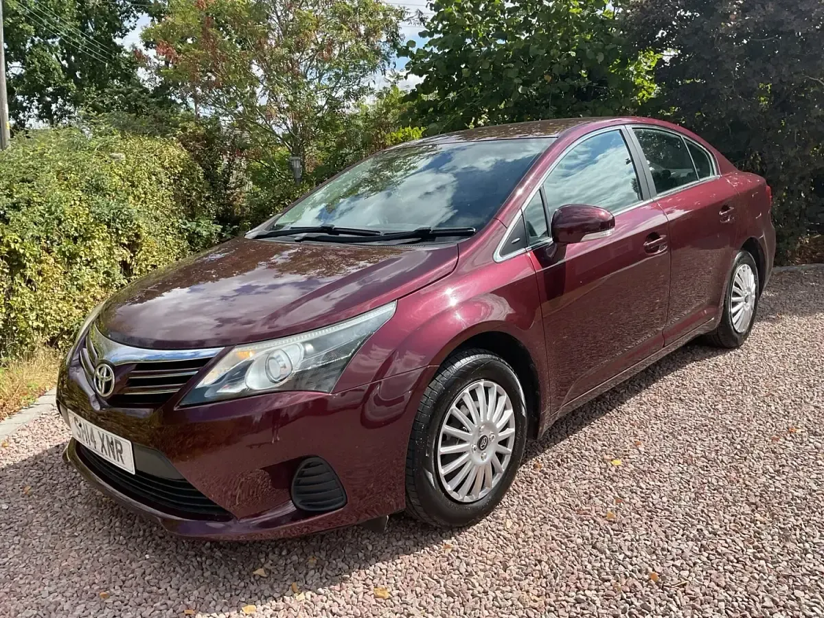 Used Toyota Avensis Active 124 HP (91 kW) 2014 Red Sedan