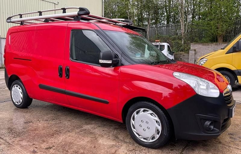 Second-hand Vauxhall Combo 105 CP (77 kW) 2018 Roșu Monovolum