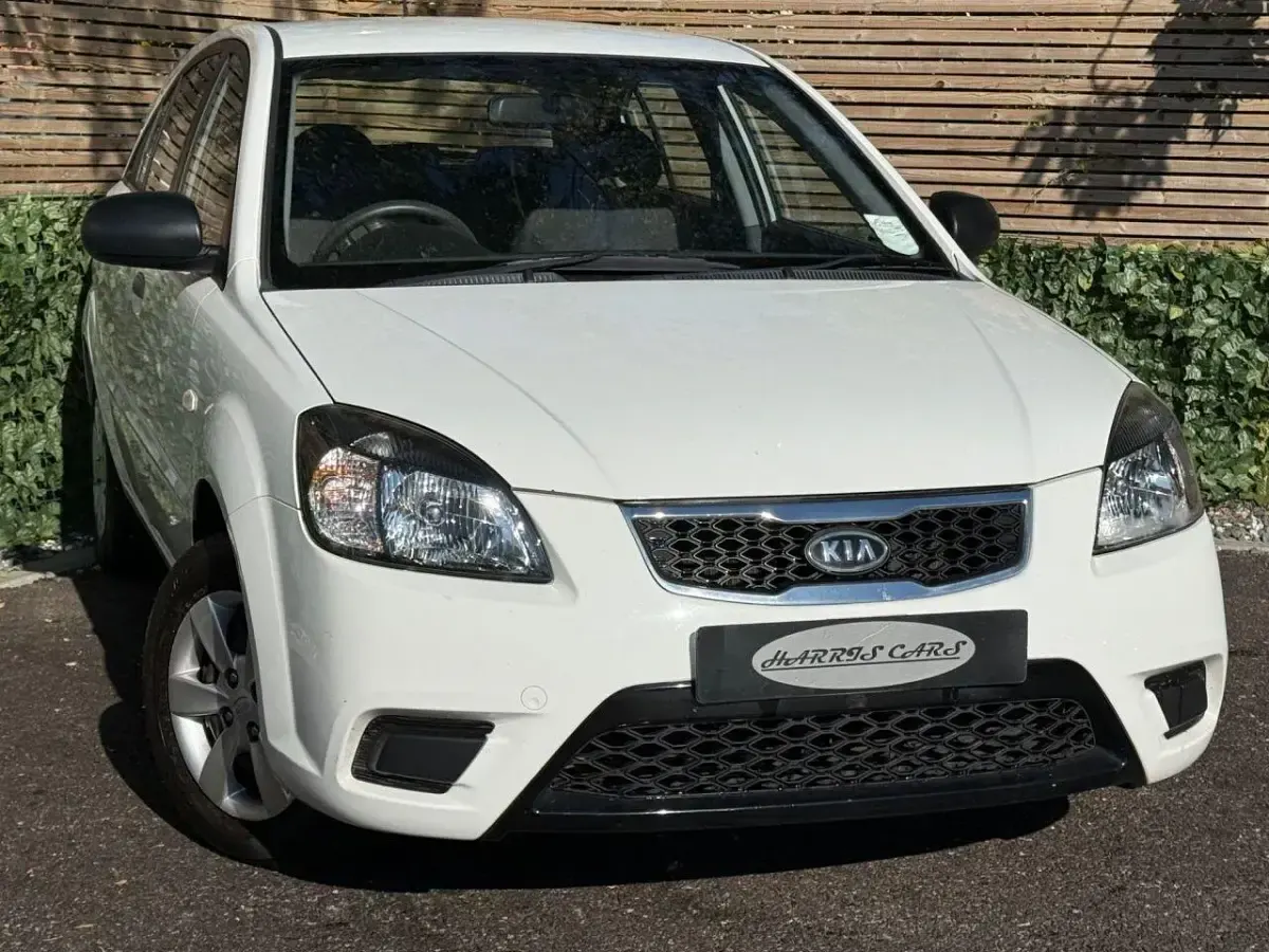 Used Kia Rio 109 HP (80 kW) 2011 White Hatchback