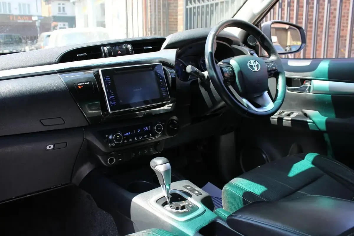 Used Toyota HiLux 150 HP (110 kW) 2019 White Pickup