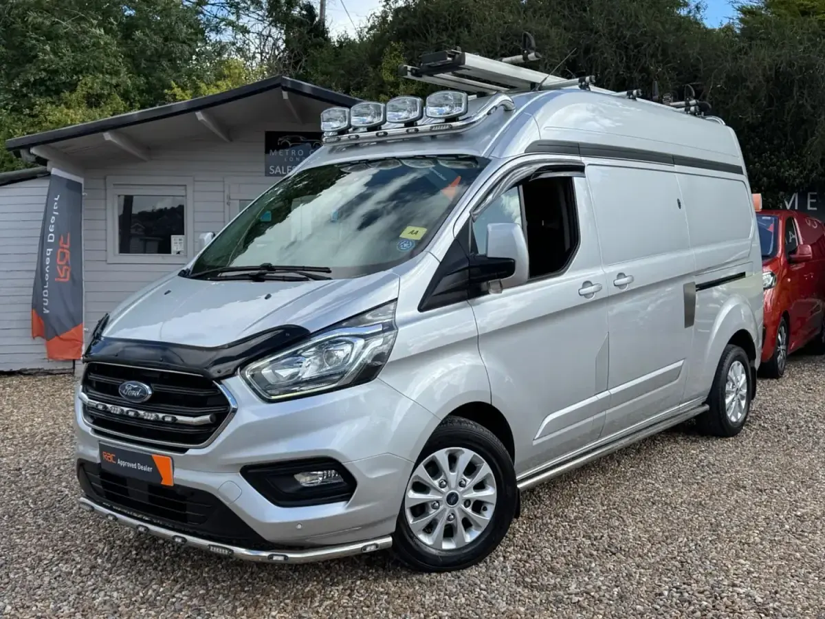 Begagnad Ford Transit Custom Limited 130 HK (95 kW) 2022 Silver Van