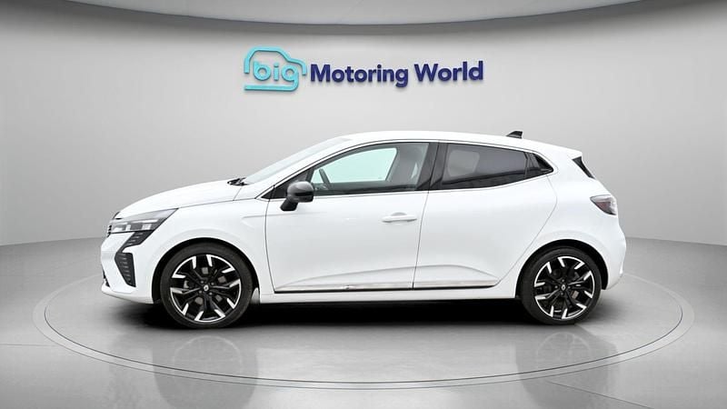 Used Renault Clio V Techno 145 HP (106 kW) 2024 White Hatchback