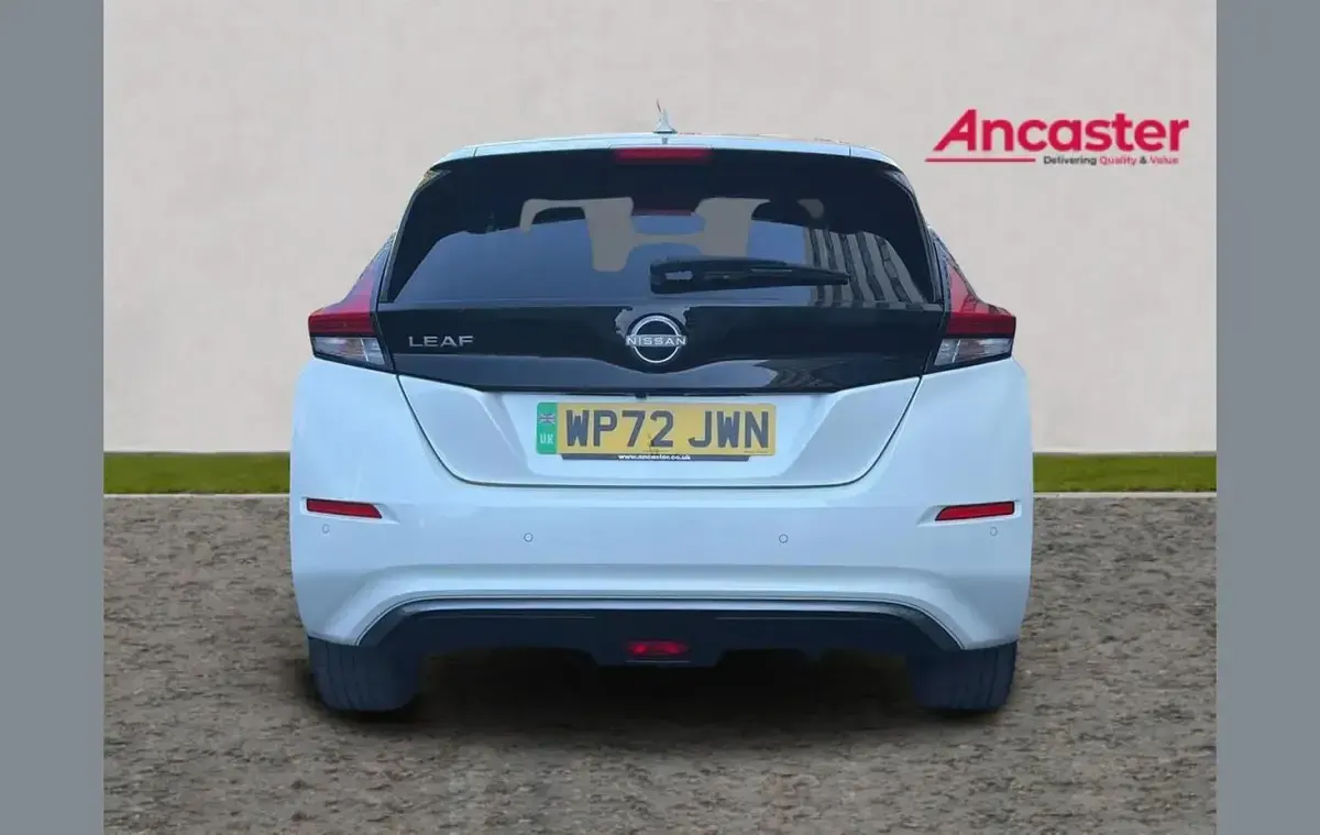Used Nissan Leaf N-Connecta 110 kW (150 HP) 2022 White Hatchback