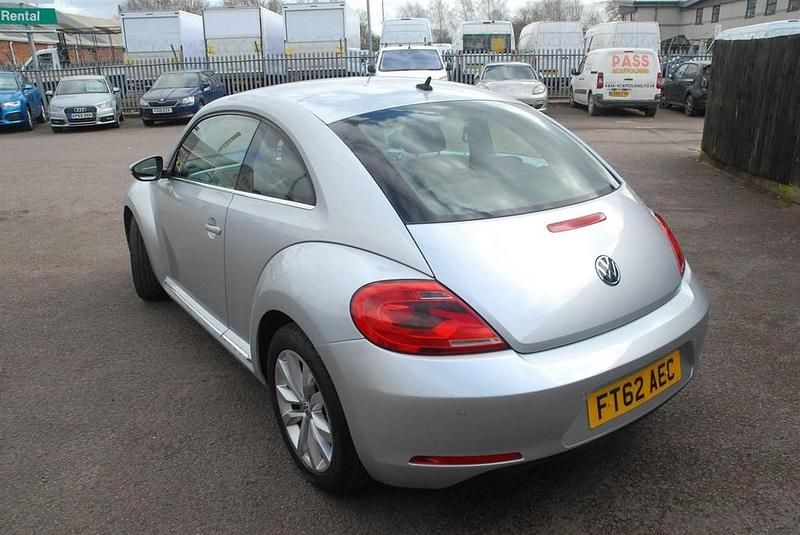 Usado VW Beetle Design 105 HP (77 kW) 2012 Prateado Citadino