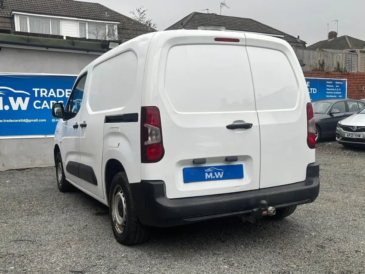 Used Vauxhall Combo 100 HP (73 kW) 2021 White MPV