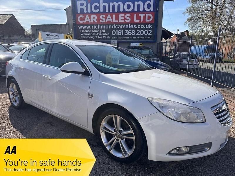 Used Vauxhall Insignia SRi 140 HP (102 kW) 2011 White Hatchback