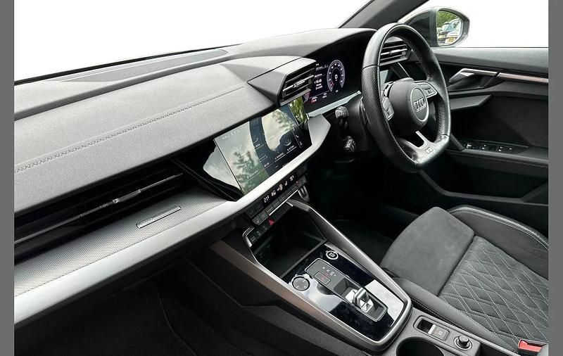 Usado Audi A3 Comfort 147 HP (108 kW) 2022 Cinzento Sedan