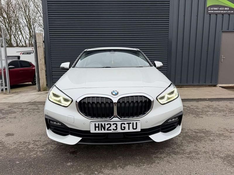 Begagnad BMW 116 Impressive 2023 Vit Halvkombi
