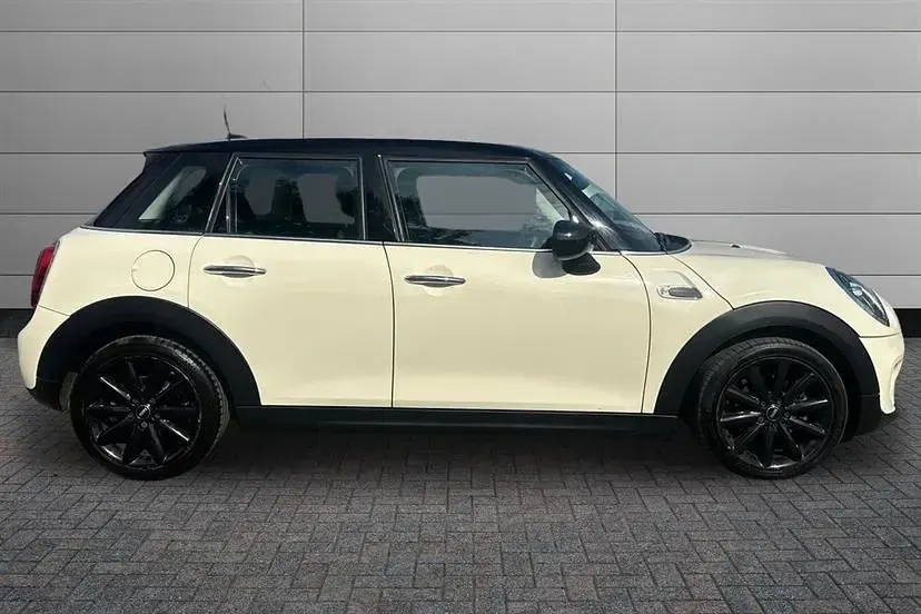 Usado Mini Cooper Classic 136 HP (100 kW) 2020 Branco Citadino