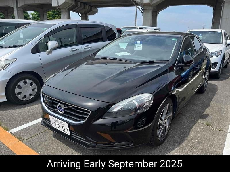 Black Used 2015 Volvo V40 R-Design Estate | £9,495 (Fair price) - Image 1/4