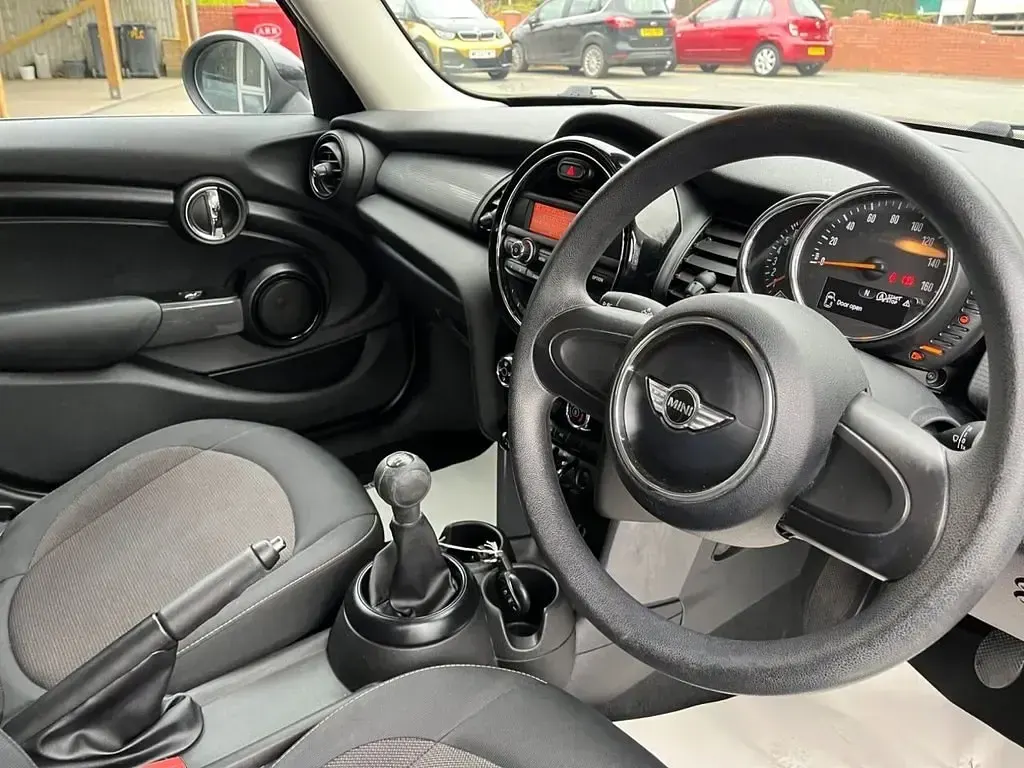 Usado Mini Cooper Hatch 136 HP (100 kW) 2016 Cinzento Citadino