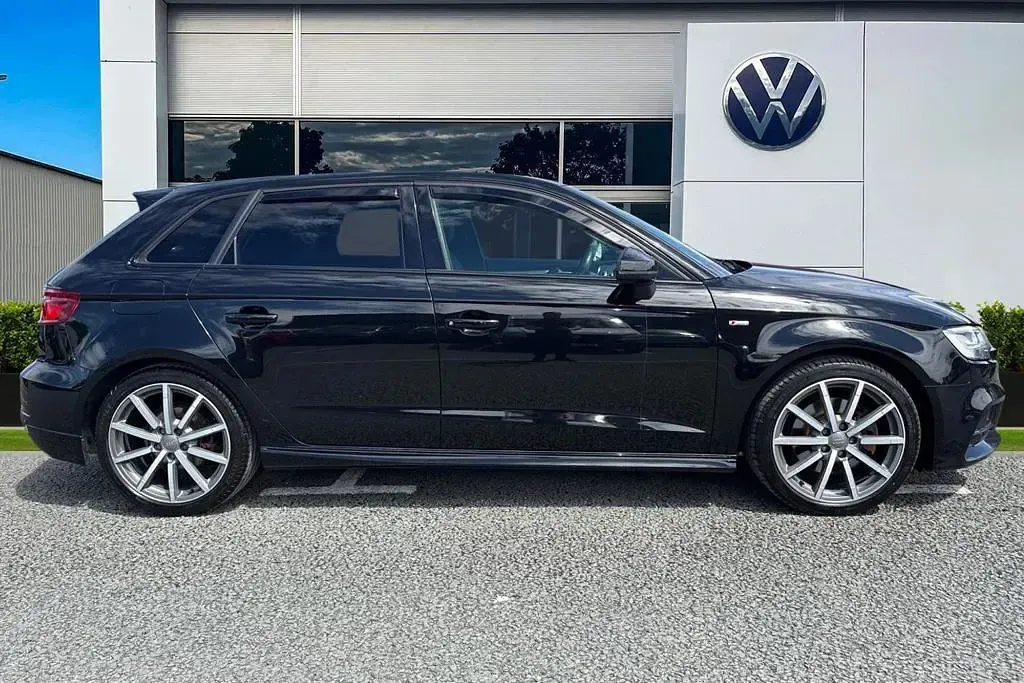 Begagnad Audi A3 Sportback Black Edition 150 HK (110 kW) 2019 Svart Halvkombi