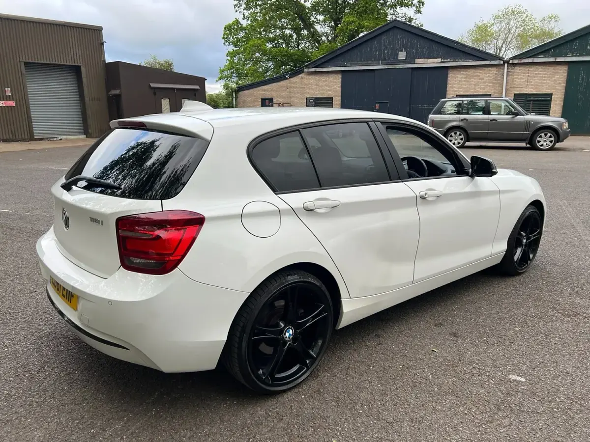 Used BMW 118 Sport Line 2011 White Hatchback