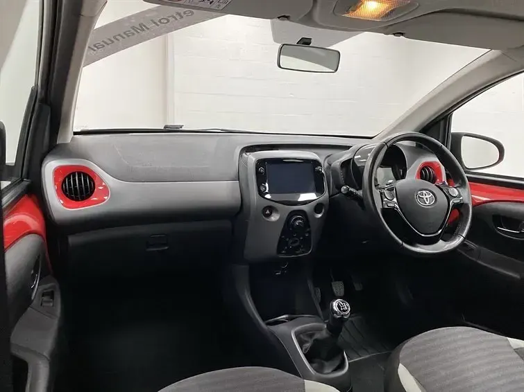 Second-hand Toyota Aygo X-play 72 CP (52 kW) 2020 Roșu Hatchback