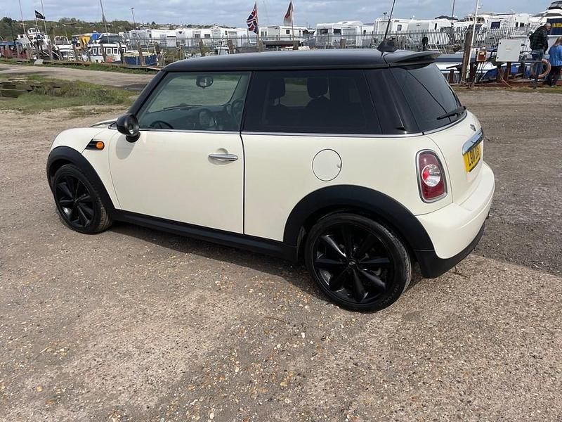 Usado Mini Cooper D Hatch 112 CV (82 kW) 2011 Blanco Utilitario