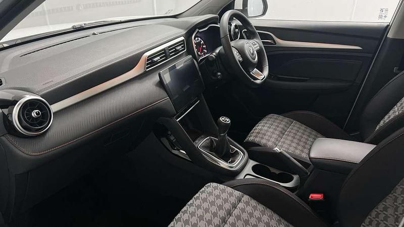 Usado MG ZS Excite 106 HP (77 kW) 2023 Branco Sedan