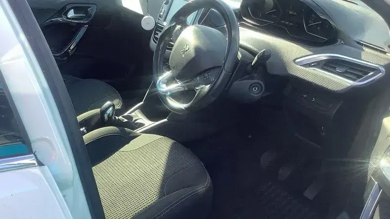 Second-hand Peugeot 208 Allure Premium 2018 Alb Hatchback