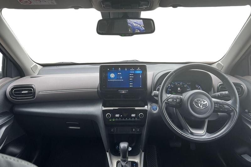 Used Toyota Yaris Hybrid 116 HP (85 kW) 2022 White Estate