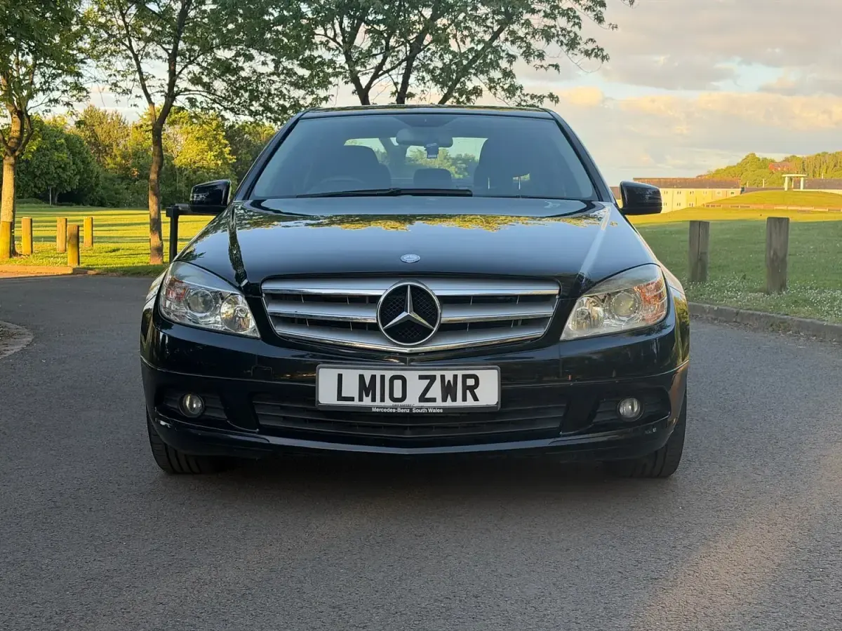 Käytetty Mercedes C180 Executive 2010 Musta Sedan