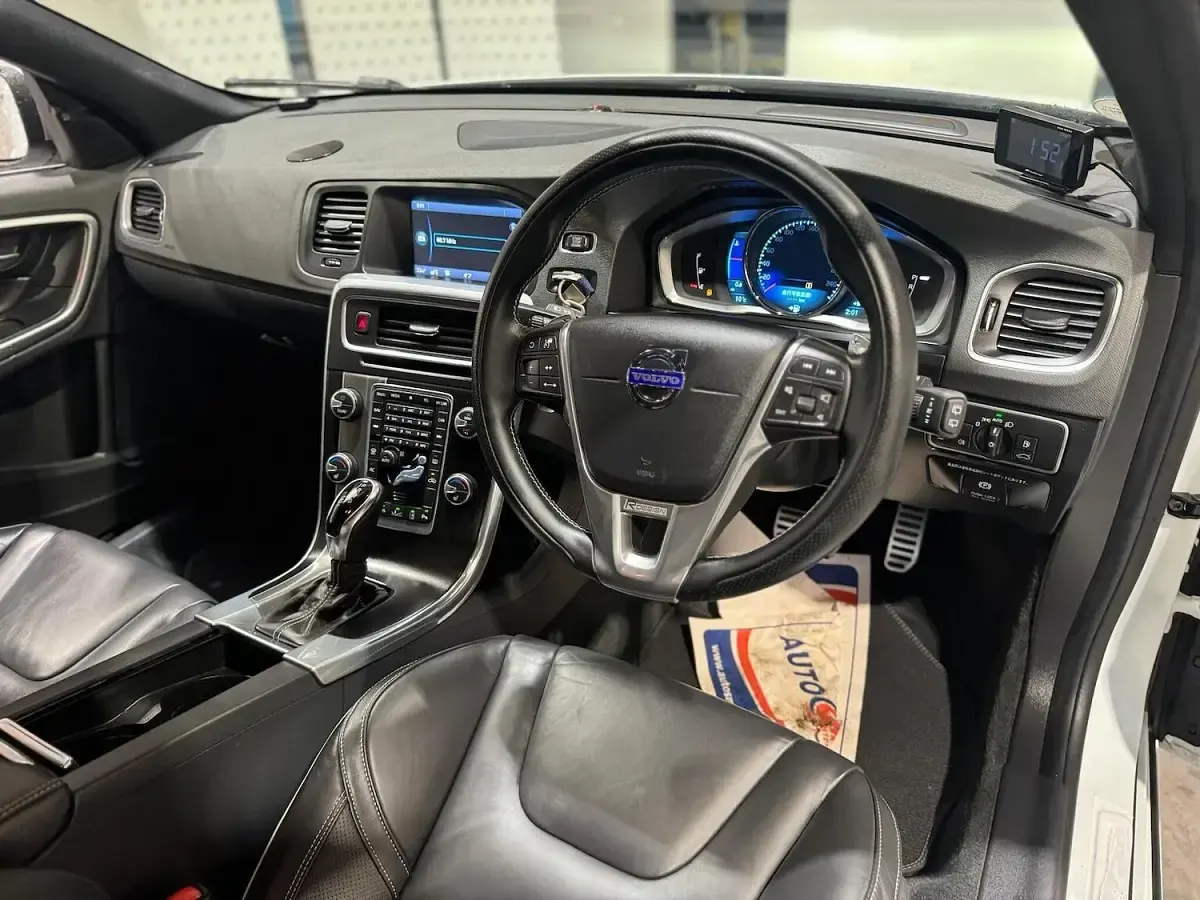 Used Volvo V60 R-Design 2014 White Estate