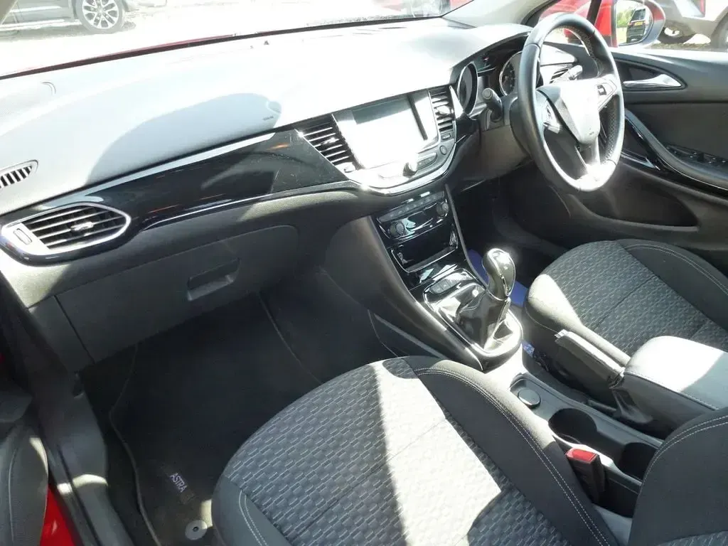 Used Vauxhall Astra SRi 150 HP (110 kW) 2018 Red Hatchback