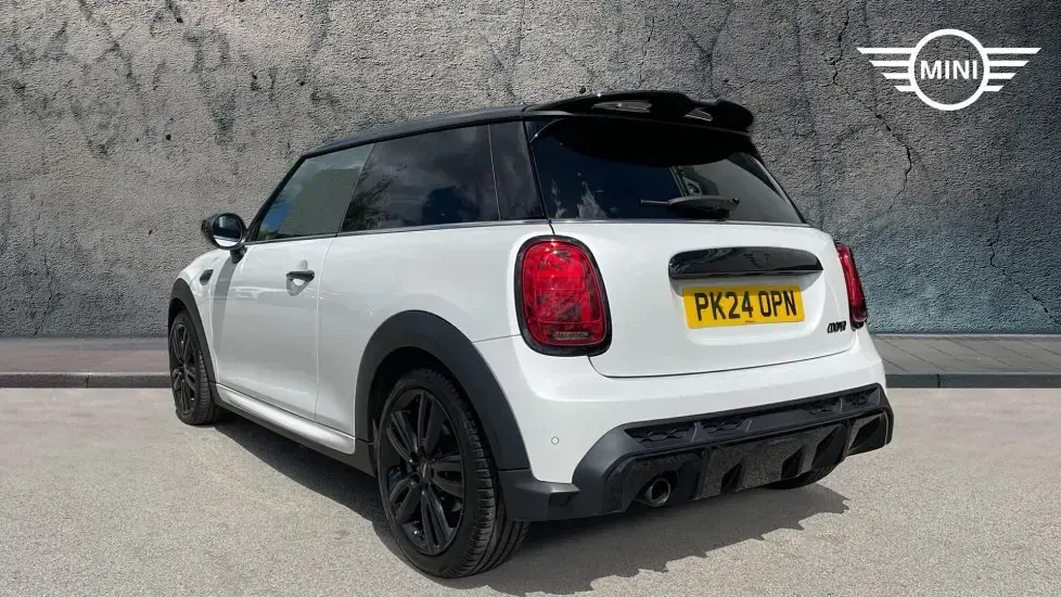 Used Mini Cooper Hatch 134 HP (98 kW) 2024 White Hatchback