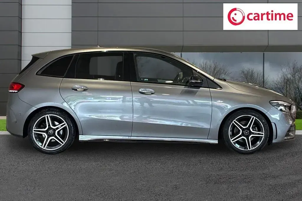 Usado Mercedes B200 AMG Line Premium 163 HP (119 kW) 2022 Cinzento Monovolume