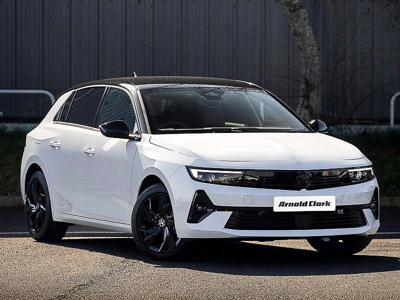 Brilliant paint arctic white New 2025 Vauxhall Astra Hatchback | £22,998 (Fair price) - Image 1/4