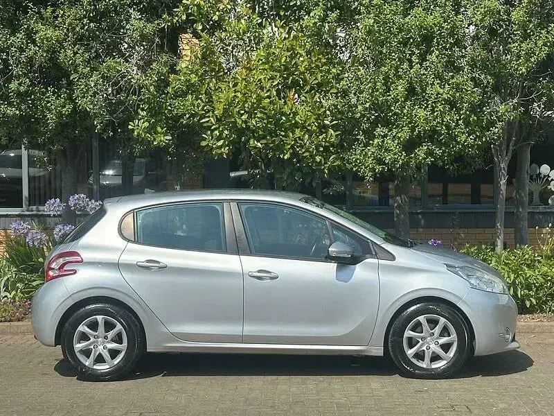 Used Peugeot 208 Active 82 HP (60 kW) 2014 Silver Hatchback
