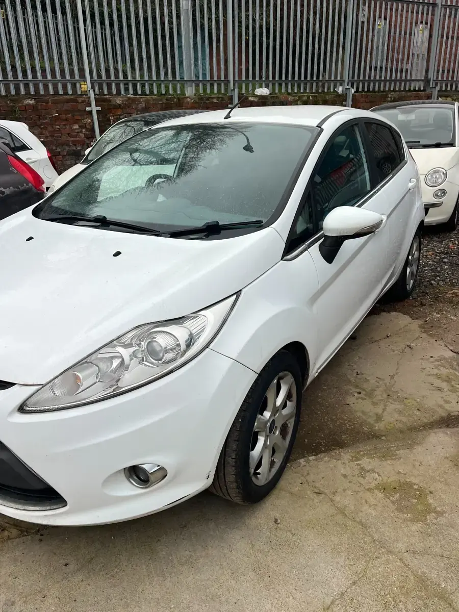 Second-hand Ford Fiesta Zetec 82 CP (60 kW) 2011 Alb Hatchback